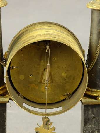 Pendule portique en bronze doré et tôle laquée, le