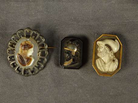 Lot de trois camées d'onyx à motifs de profils de 