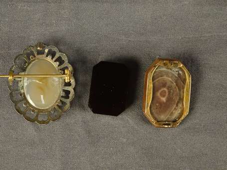 Lot de trois camées d'onyx à motifs de profils de 