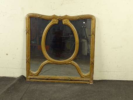 Miroir en bois doré mouluré de tors rubané et 