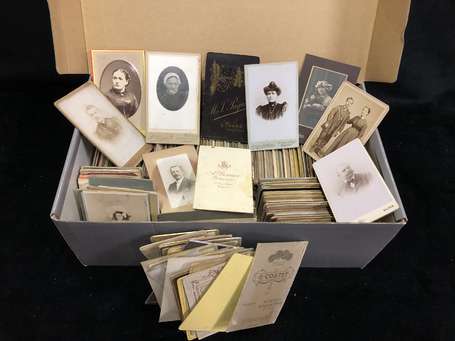 Photo - Boite de plus de cent Photos CDV cabinet -