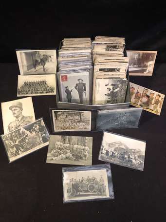 Militaria - Une boite d'environ 750 CPA et cartes 