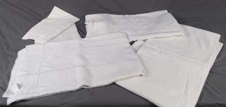 Trois draps ajours echelle et chiffre