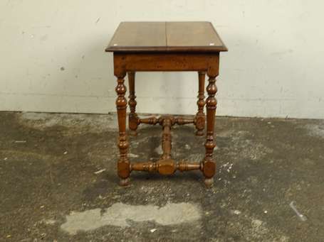 Table en noyer, ouvre à un tiroir en ceinture, les