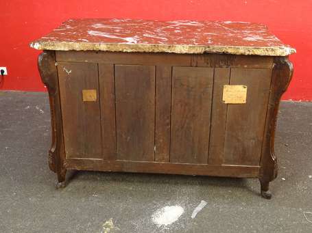 Commode mazarine en noyer, elle ouvre à trois 