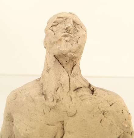 ECOLE XXe - Homme debout. Sculpture en terre crue.