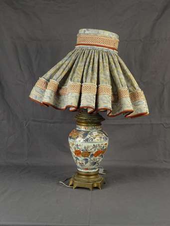 Lampe fut balustre à décor floral en émaux Imari, 