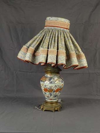 Lampe fut balustre à décor floral en émaux Imari, 