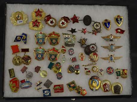 Russie - Lot important d'insignes militaires 