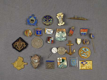 divers - Lot d'insignes de marine dont navires  