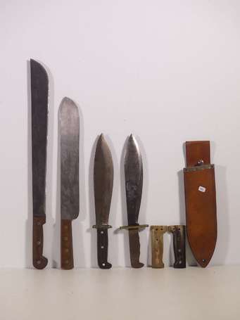 Lot de machettes et divers dont 1 fourreau cuir, 