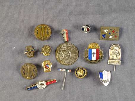 2gm - Lot d'insignes dont souvenirs français