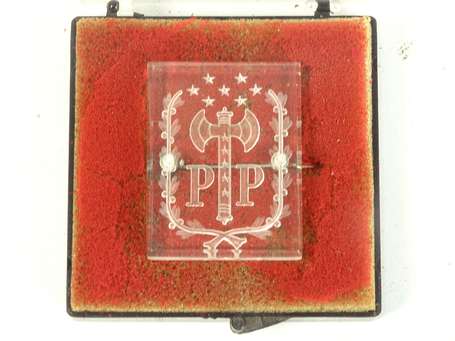 FR2GM - Pétain - francisque -  insigne 
