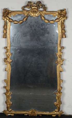 Miroir de boiserie en bois doré mouluré et sculpté