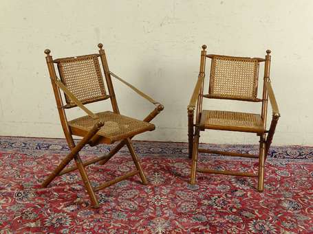 Paire de fauteuils en X en bois teinté mouluré 