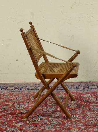 Paire de fauteuils en X en bois teinté mouluré 