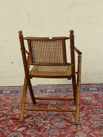Paire de fauteuils en X en bois teinté mouluré 