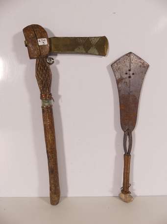 Ancienne hache de guerrier à lame de bronze gravée