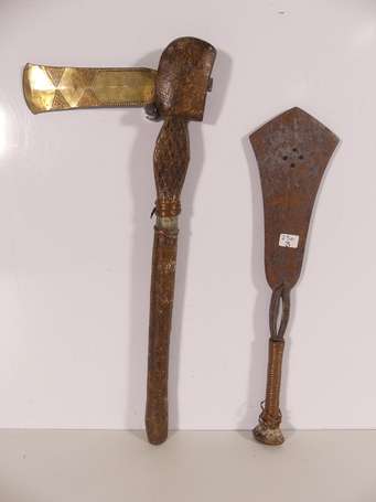 Ancienne hache de guerrier à lame de bronze gravée
