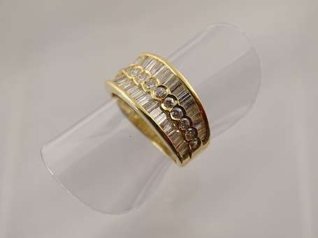 Bague anneau en or 750°/°°° elle est montée d'une 