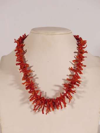 Collier de branches de corail rouge. Poids : 49 g