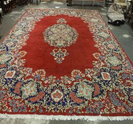 Tapis Kerman en laine et coton, le champ rouge 