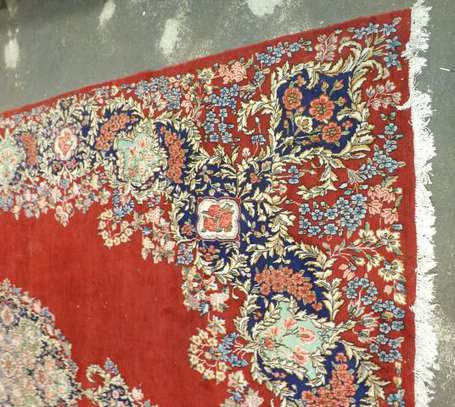 Tapis Kerman en laine et coton, le champ rouge 