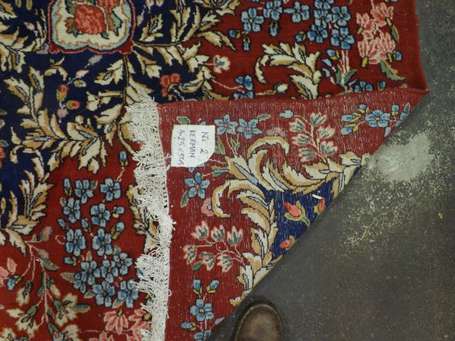 Tapis Kerman en laine et coton, le champ rouge 