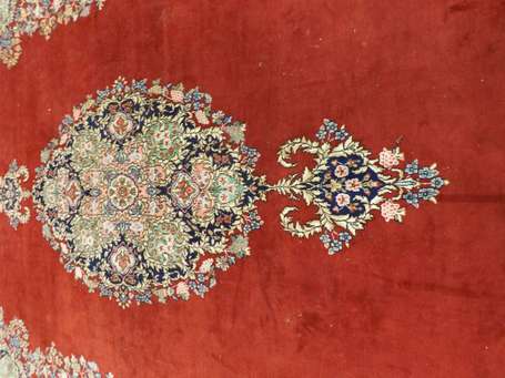 Tapis Kerman en laine et coton, le champ rouge 