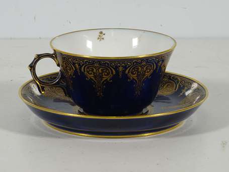 SEVRES - Tasse et sous-tasse en porcelaine gros 