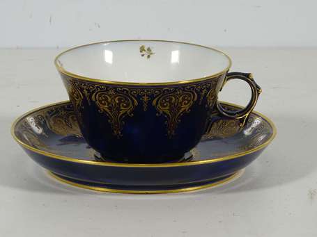 SEVRES - Tasse et sous-tasse en porcelaine gros 