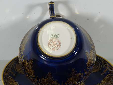 SEVRES - Tasse et sous-tasse en porcelaine gros 