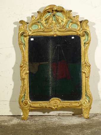 Miroir, le cadre contourné de bois sculpté doré et