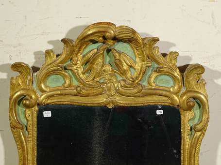 Miroir, le cadre contourné de bois sculpté doré et