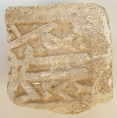 Fragment de marbre antique sculpté en bas-relief 