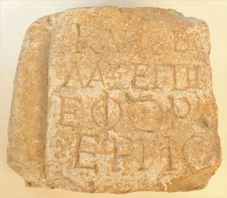 Fragment de marbre antique gravé d'inscriptions 