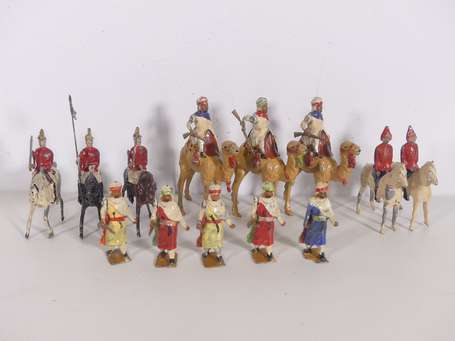 Plomb creux type Britains - 5 cavaliers lanciers, 