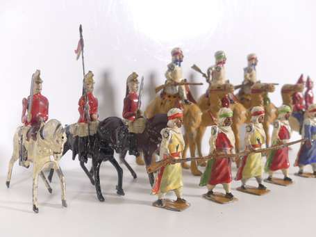 Plomb creux type Britains - 5 cavaliers lanciers, 