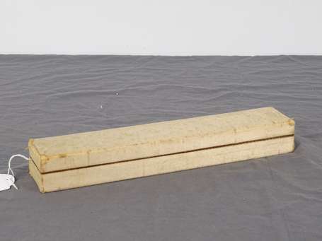 Éventail plié, la feuille de papier dorée et 