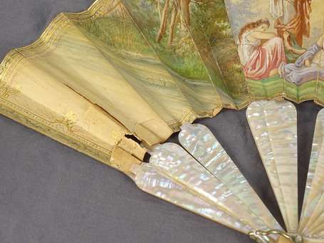 Éventail plié, la feuille de papier dorée et 