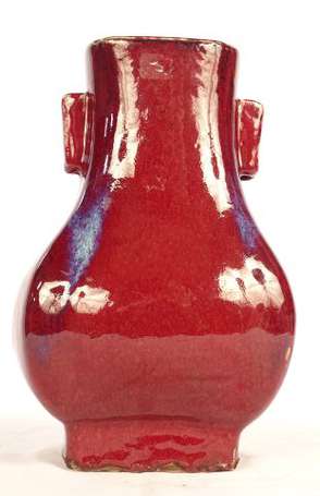CHINE - Vase en porcelaine à couverte sang de bœuf
