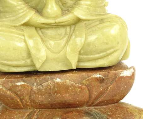 CHINE - Bouddha en pierre dure sur un socle 