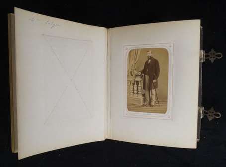 Petit Album Photo 1862 en cuir et fermoir métal - 