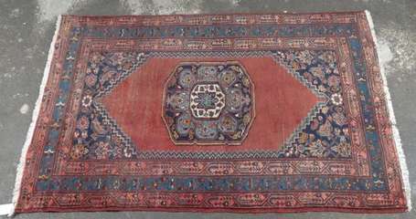 Tapis laine et coton, le champ rouge à cartouches 