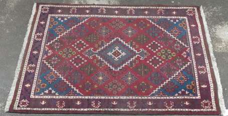 Tapis laine et coton, champ rouge orné d'un 