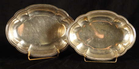 2 plats de forme polylobée avec bordure perlée en 