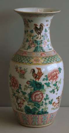 Vase balustre en porcelaine décor de composition 