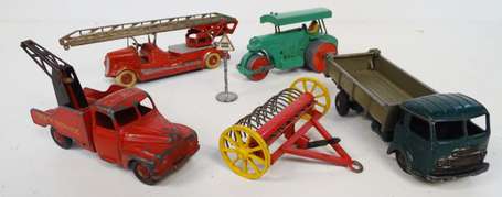 Dinky toys - Lot de 5 véhicules dans l'état dont 