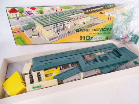 Hornby ho , gare voyageurs en boite , très bel 