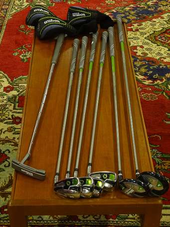 Lot de sept clubs de golf Wilson